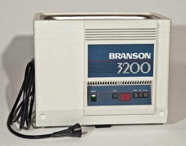 1200px-Ultraschall-cleaner-branson3200_hg.jpg